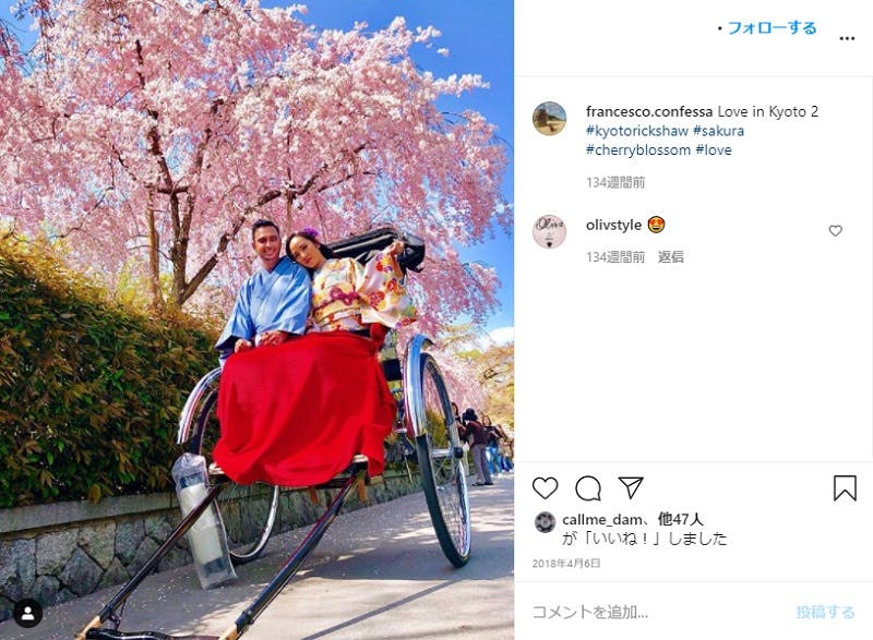 春には桜を背景に写真を撮る訪日外国人が多い
