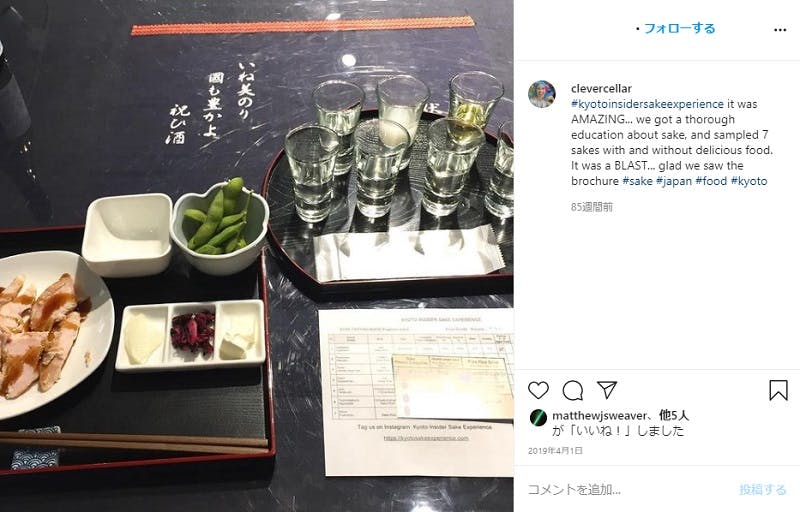 日本酒と食べ物の写真を撮っている訪日外国人が多数