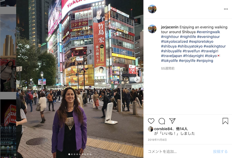 東京の夜の街並をバックにした写真も