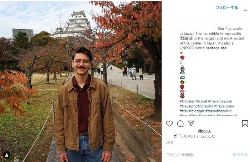 姫路城をバックに記念撮影をする訪日外国人が多数