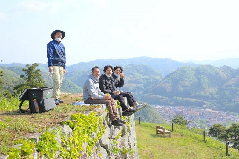 「山岳ガイドと早朝登山！町を一望できる津和野城跡から愉しむつわの朝ごはん」のツアーイメージ