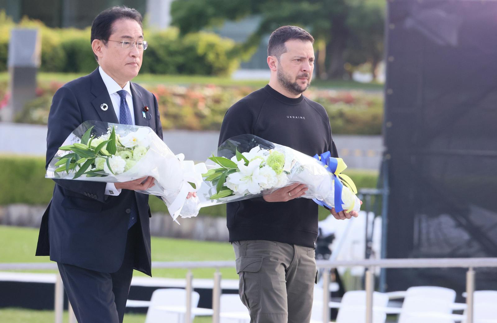 岸田首相とゼレンスキー大統領 献花の様子
