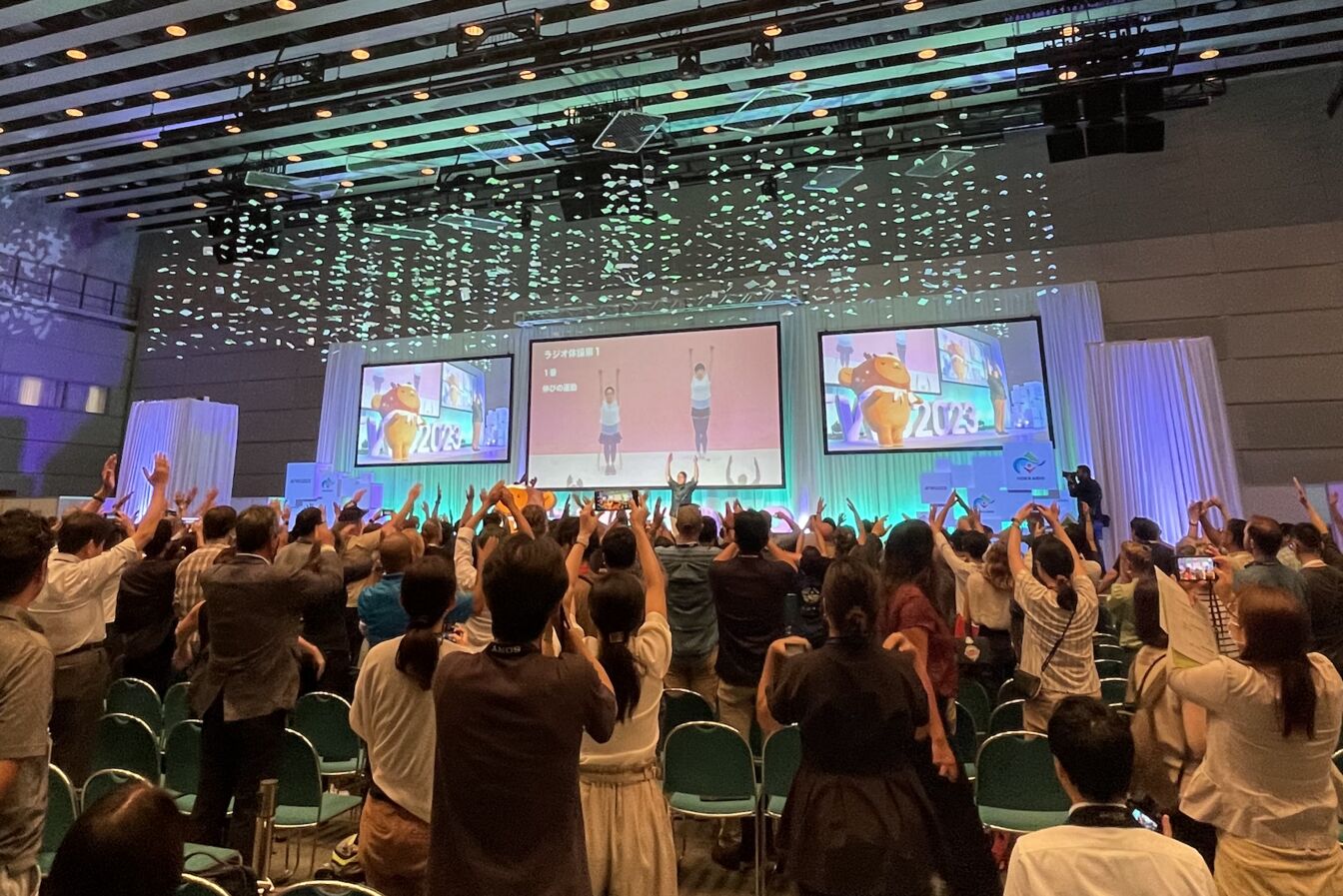 ▲基調講演はラジオ体操からスタート。「キュンちゃん」も登場:訪日ラボ撮影 ATWS 2023 北海道