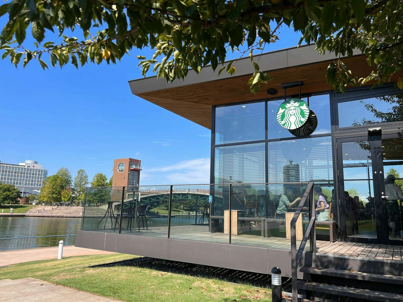 スターバックス富山環水公園店から富岩運河を臨む