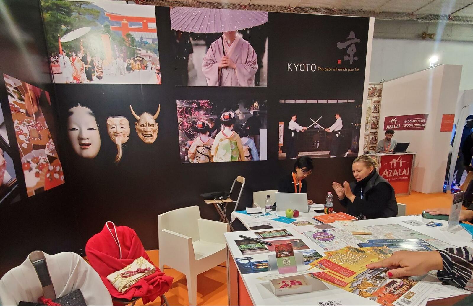 ▲スイス国際ホリデー展示会にて、京都市のブース。能面の写真や武道の写真が装飾に使われている:京都市観光協会提供 スイス国際ホリデー展示会にて、京都市のブース。能面の写真や武道の写真が装飾に使われている:京都市観光協会提供
