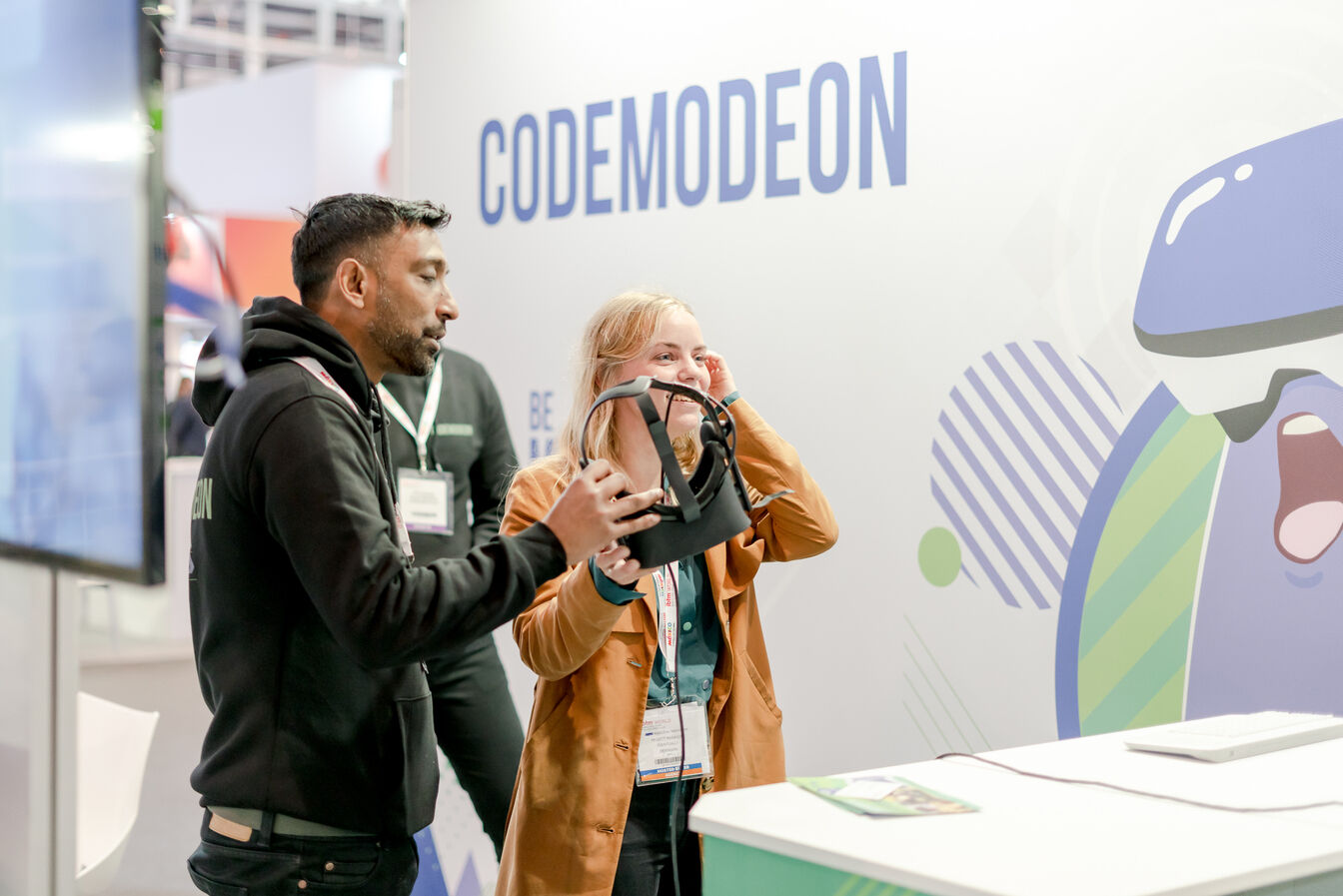 ▲IBTM World Barcelona:VRを体験している来場者 ▲IBTM World Barcelona:VRを体験している来場者