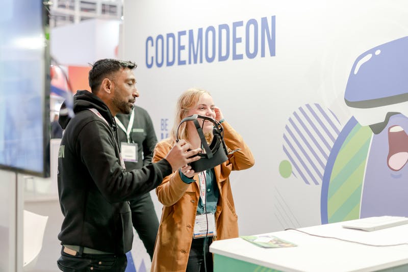 ▲IBTM World Barcelona：VRを体験している来場者