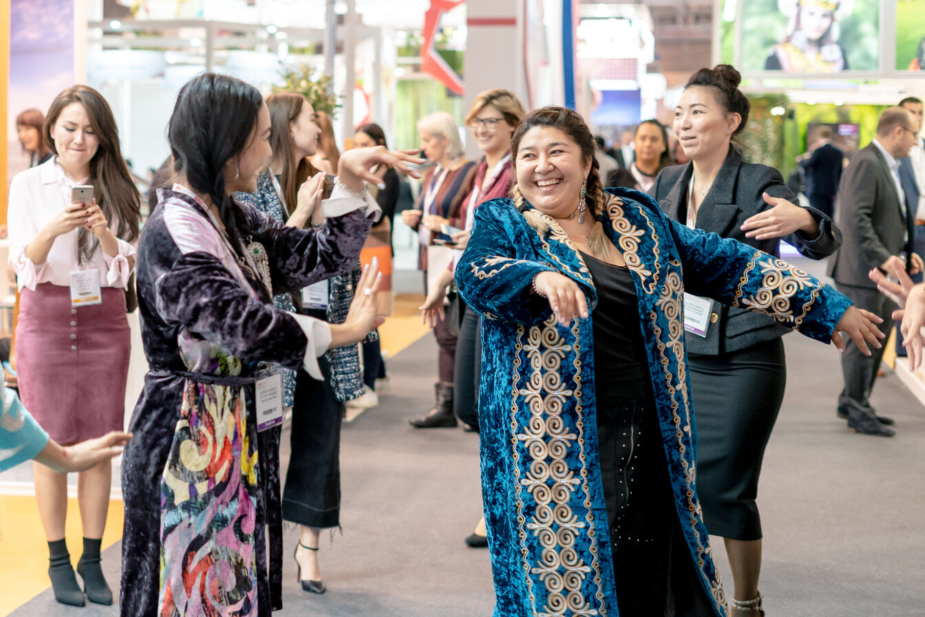 ▲IBTM World Barcelona:参加者と一緒にダンスを踊るカザフスタンブースの担当者 ▲IBTM World Barcelona:参加者と一緒にダンスを踊るカザフスタンブースの担当者