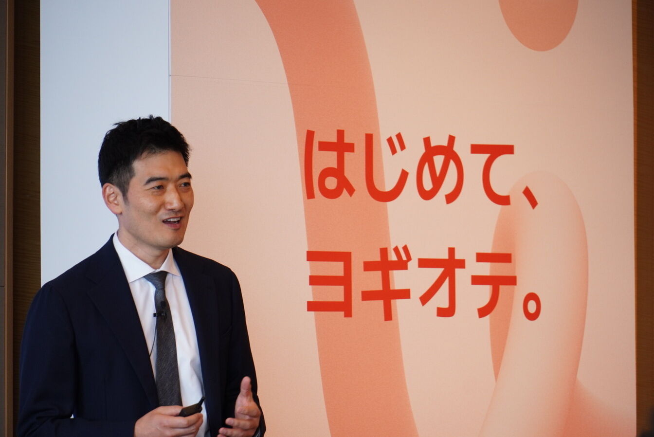 ▲オープニングセレモニーで挨拶する ヨギオテジャパン 代表取締役 チョン・ミョンフン氏:訪日ラボ撮影 ヨギオテジャパン オープニングセレモニー