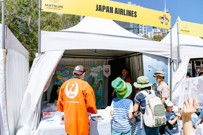 ▲Matsuri-Japan Festival：家族で紙ヒコーキ投げに挑戦中