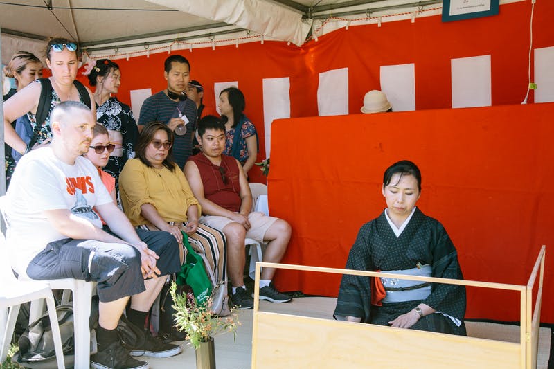 ▲Matsuri-Japan Festival：茶道の様子を真剣に見つめる参加者ら