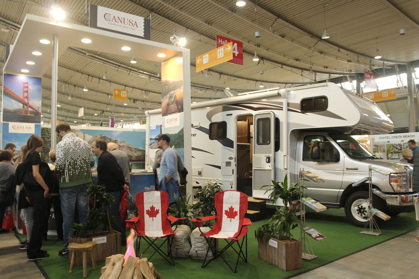 ▲「CMT 2019」：キャンピングカーの展示盛んな会場内