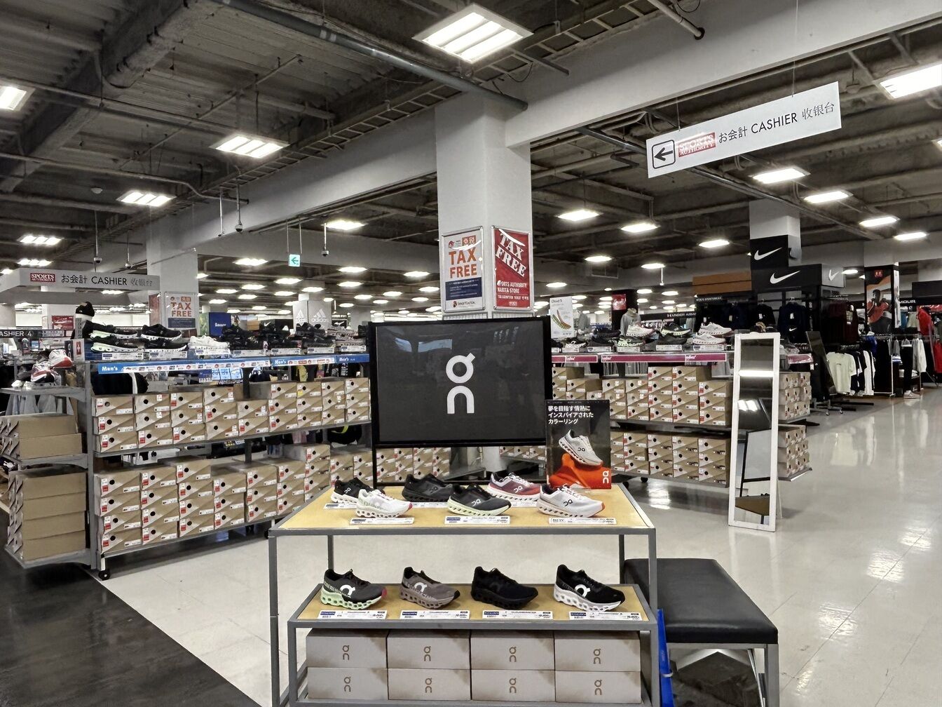 ▲「スポーツオーソリティ 成田店」では「On」を目立つところに陳列:スポーツオーソリティ提供 ▲「スポーツオーソリティ 成田店」では「On」を目立つところに陳列:スポーツオーソリティ提供