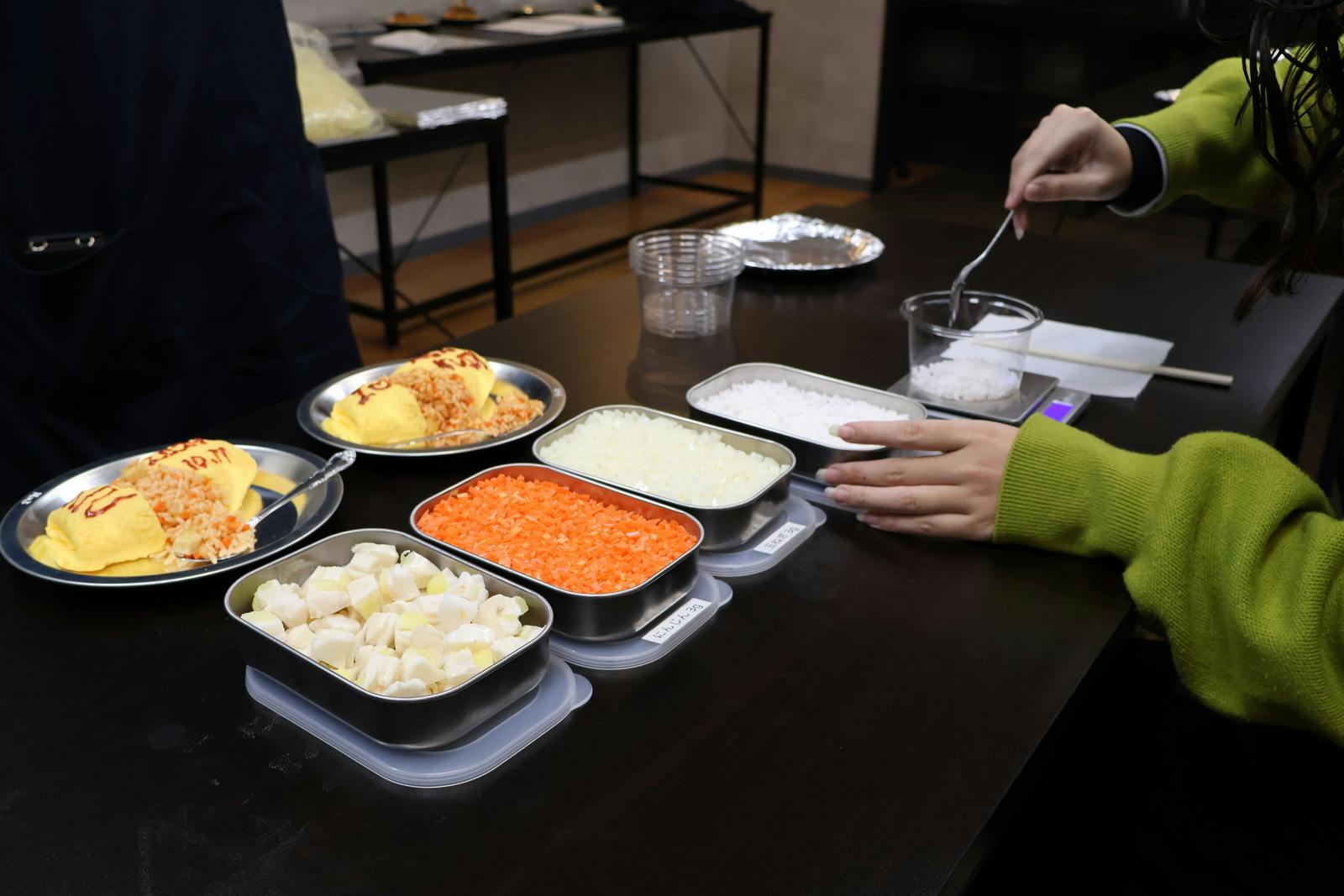 ▲ケチャップライスの製作工程。プラスチックでできた材料を混ぜ合わせる：訪日ラボ撮影