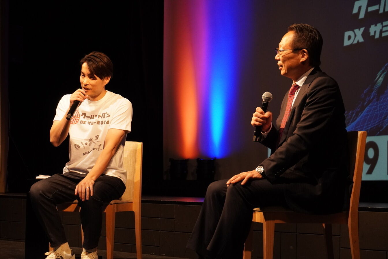 ▲左から、クールジャパンDXサミット オーガナイザー VponグループCEO 篠原 好孝氏、株式会社今治. 夢スポーツ 代表取締役会長・元サッカー日本代表監督 岡田 武史氏:訪日ラボ撮影 クールジャパンDXサミット オーガナイザー VponグループCEO 篠原 好孝氏、株式会社今治. 夢スポーツ 代表取締役会長・元サッカー日本代表監督 岡田 武史氏