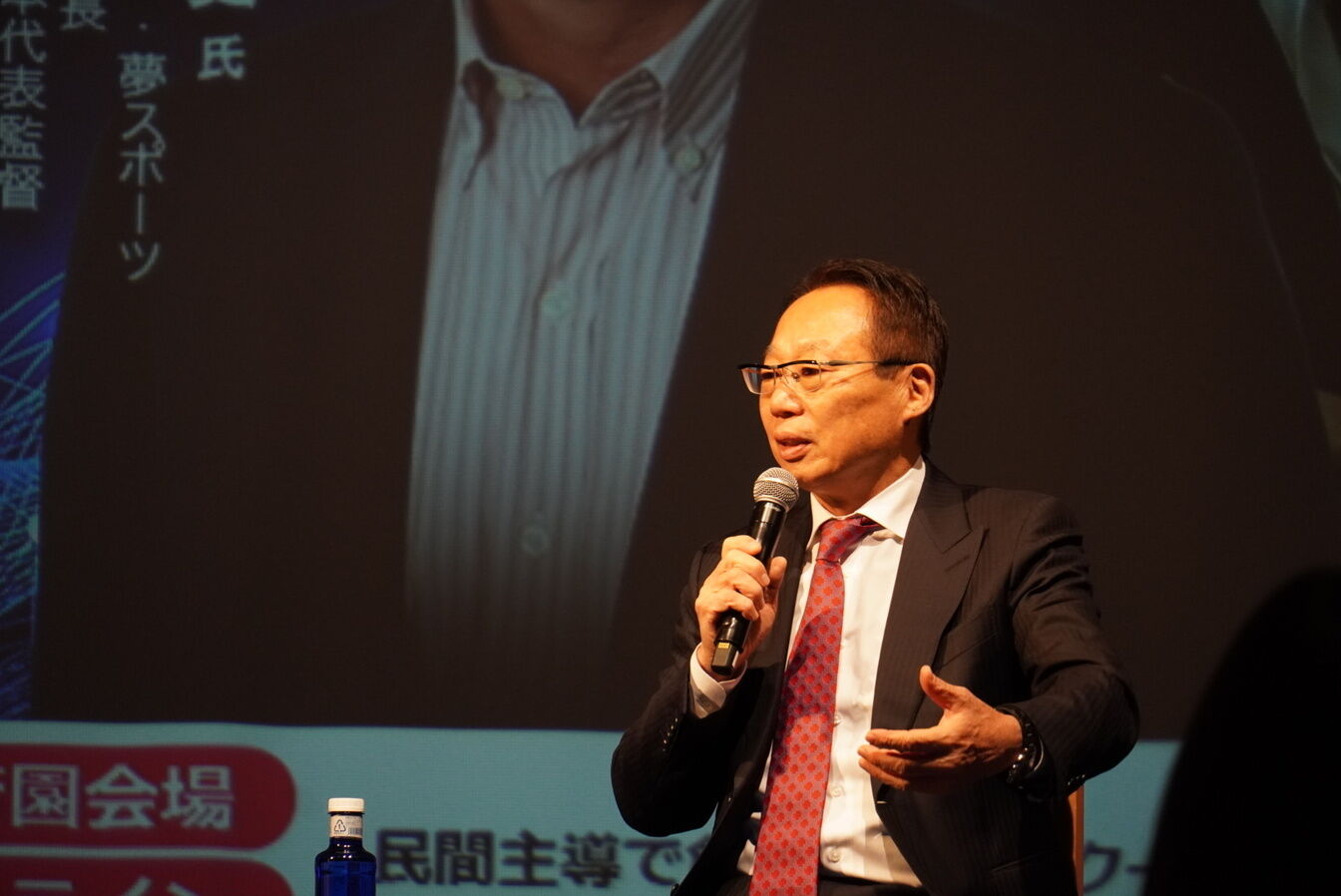▲次世代のための地域創生について語る岡田氏:訪日ラボ撮影 次世代のための地域創生について語る岡田氏