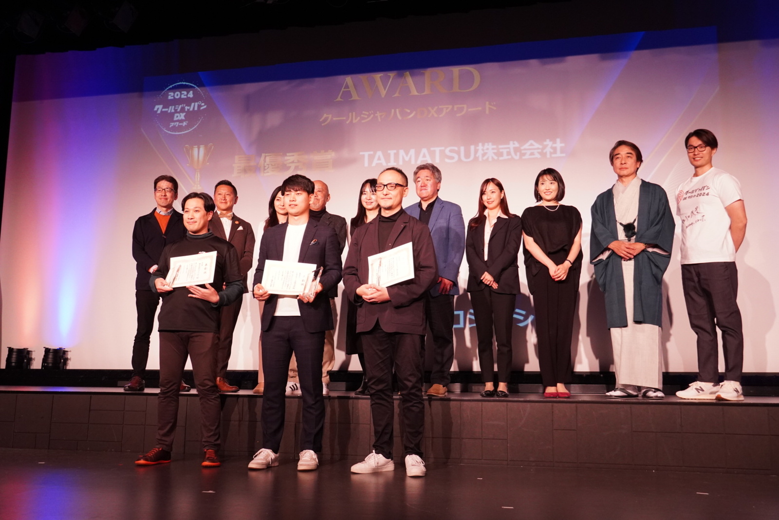 ▲前列左から、株式会社ロジリシティ 野々村氏、TAIMATSU株式会社 奥隅氏、アイディーテンジャパン株式会社 澤田氏。後列は審査員10名:訪日ラボ撮影 株式会社ロジリシティ 野々村氏、TAIMATSU株式会社 奥隅氏、アイディーテンジャパン株式会社 澤田氏。後列は審査員10名