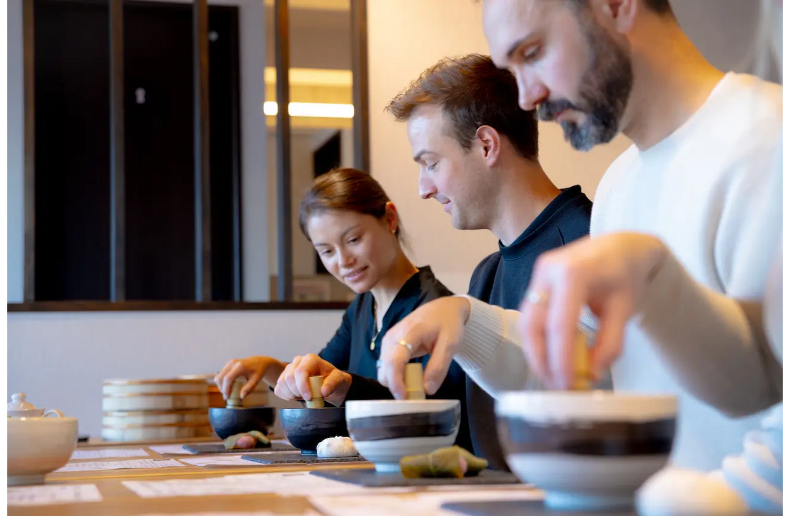 ▲抹茶体験店舗「Matcha Making Tokyo」での体験:Food Activity Japan株式会社 プレスリリースより ▲抹茶体験店舗「Matcha Making Tokyo」での体験:Food Activity Japan株式会社 プレスリリースより