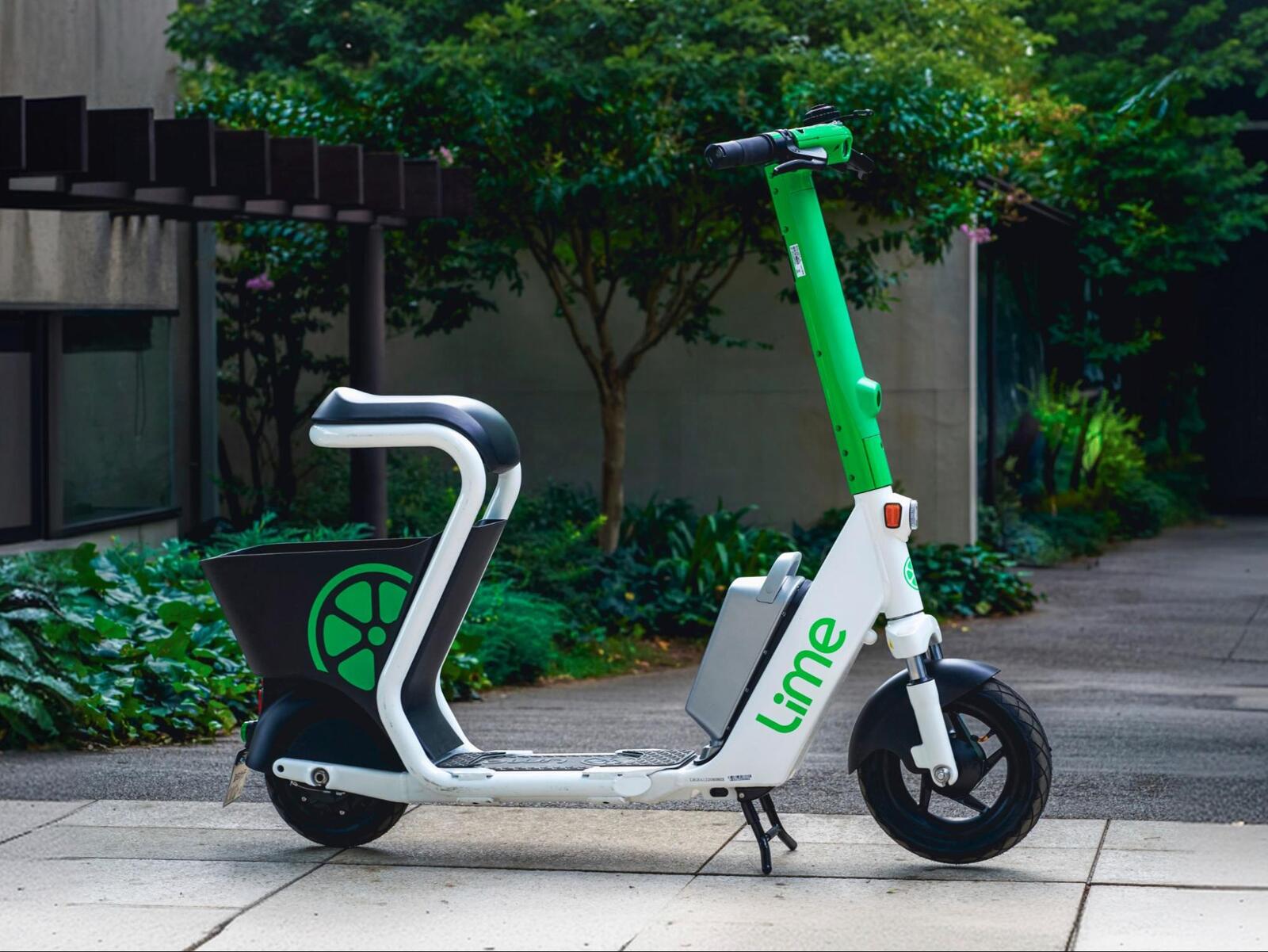 ▲シートボード型のLime ラクモには座席下に荷物置きが設置されている。日本市場ではこの着座タイプが人気なのだそう シートボード型のLime ラクモには座席下に荷物置きが設置されている。日本市場ではこの着座タイプが人気なのだそう