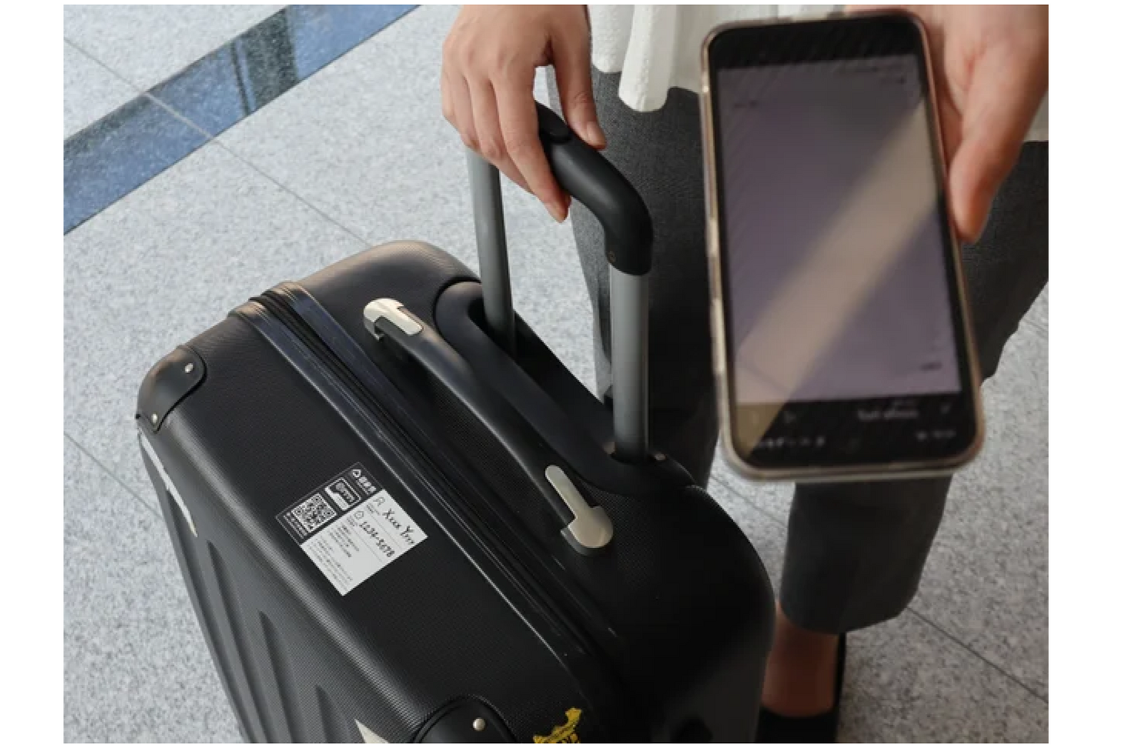 ▲氏名と予約番号を記入したステッカーを荷物に貼付しカウンターへ持ち込み、予約完了画面を提示:佐川急便株式会社 プレスリリースより ▲氏名と予約番号を記入したステッカーを荷物に貼付しカウンターへ持ち込み、予約完了画面を提示:佐川急便株式会社 プレスリリースより