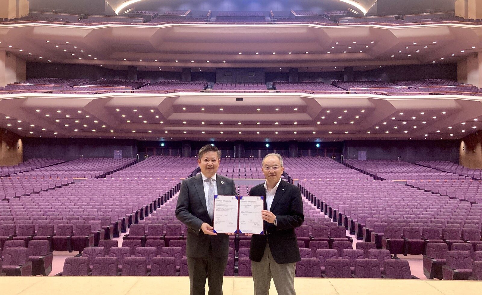 ▲認証授与式(左から)BSIグループジャパン㈱ 代表取締役社長 漆原 将樹氏、パシフィコ横浜 代表取締役社長 林 琢己氏:パシフィコ横浜リリースより ▲認証授与式(左から)BSIグループジャパン㈱ 代表取締役社長 漆原 将樹氏、パシフィコ横浜 代表取締役社長 林 琢己氏:パシフィコ横浜リリースより
