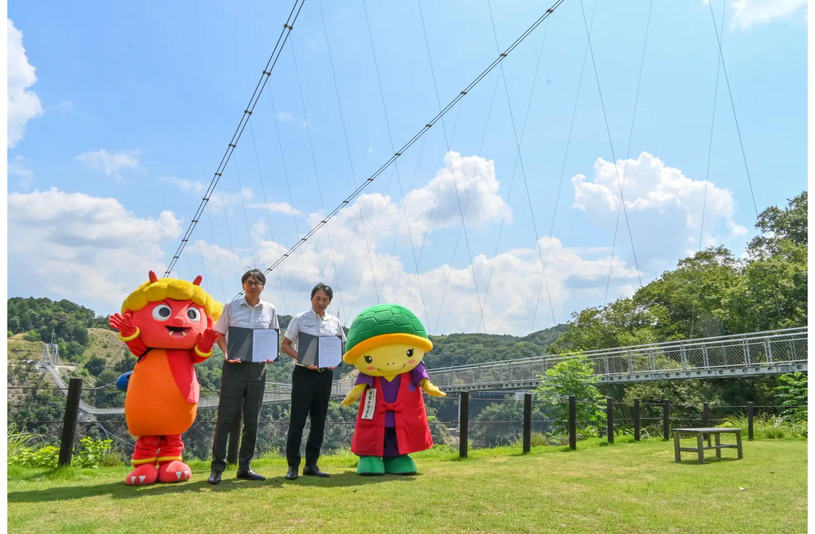 ▲協定書を持つ両市長と、両市のマスコットキャラクター:亀岡市 プレスリリースより ▲協定書を持つ両市長と、両市のマスコットキャラクター:亀岡市 プレスリリースより