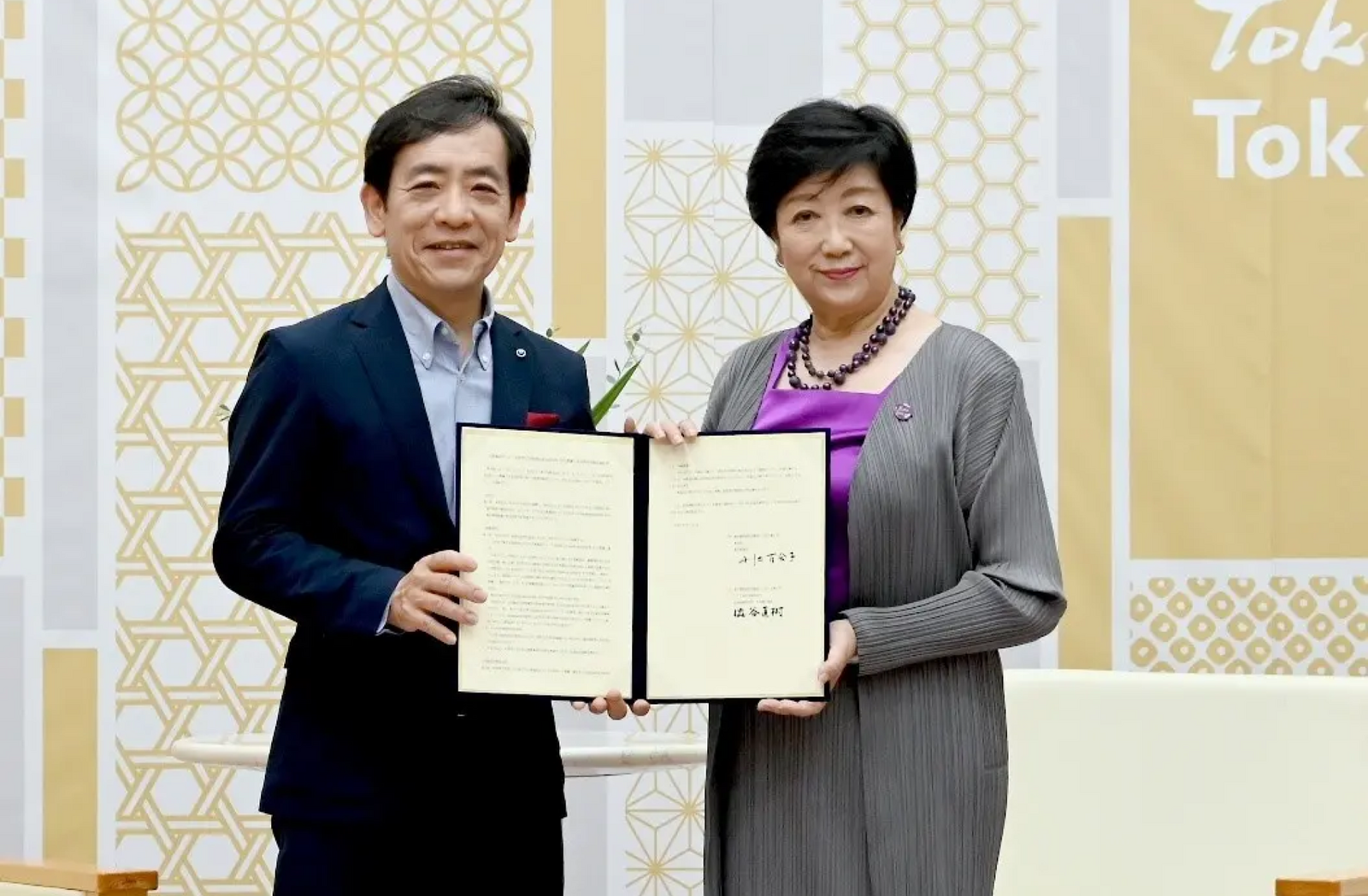 ▲NTT東日本株式会社の澁谷社長（左）と東京都の小池知事（右）：東京都 プレスリリースより