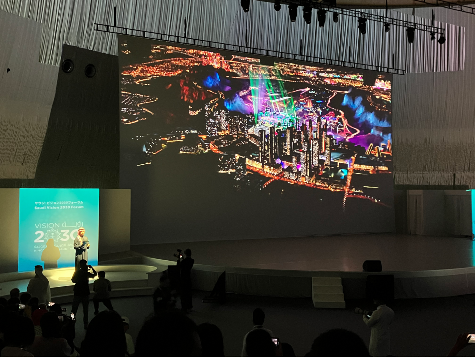 キング・サルマン国際空港「リヤド・ゲートウェイ：リヤドから世界へ ― ビジョン2030が描く未来への道」と題したプレゼンテーションの様子