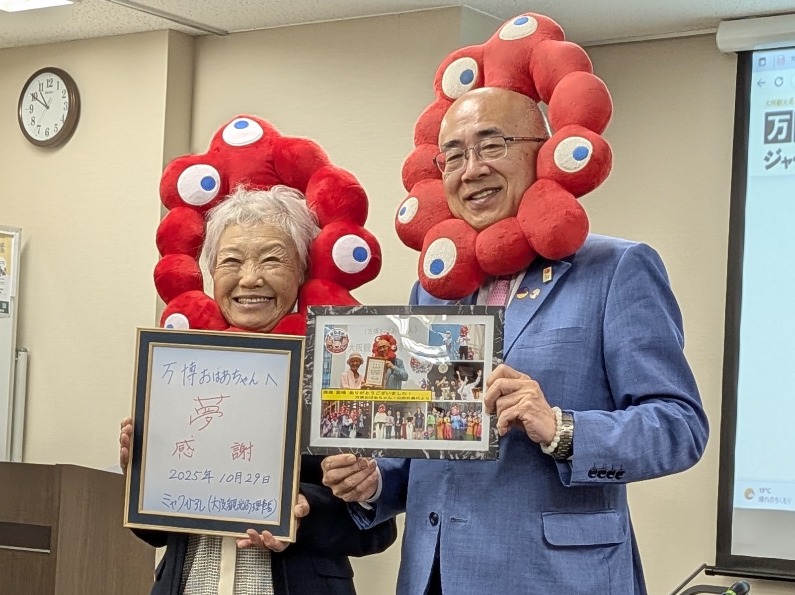 ▲贈呈式の様子:訪日ラボ撮影 ▲贈呈式の様子:訪日ラボ撮影