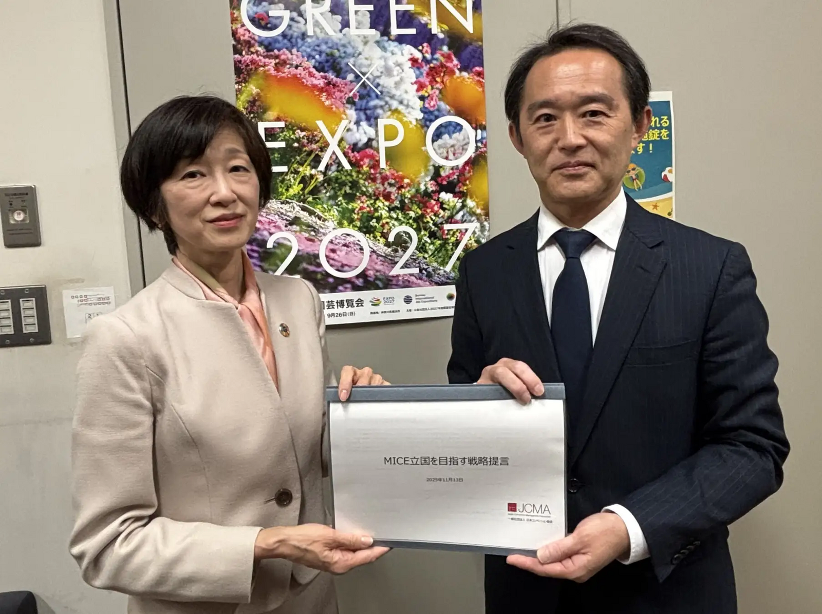 ▲提言手交するJCMA 武内代表理事、観光庁中野国際観光部長：一般社団法人 日本コンベンション協会 プレスリリースより