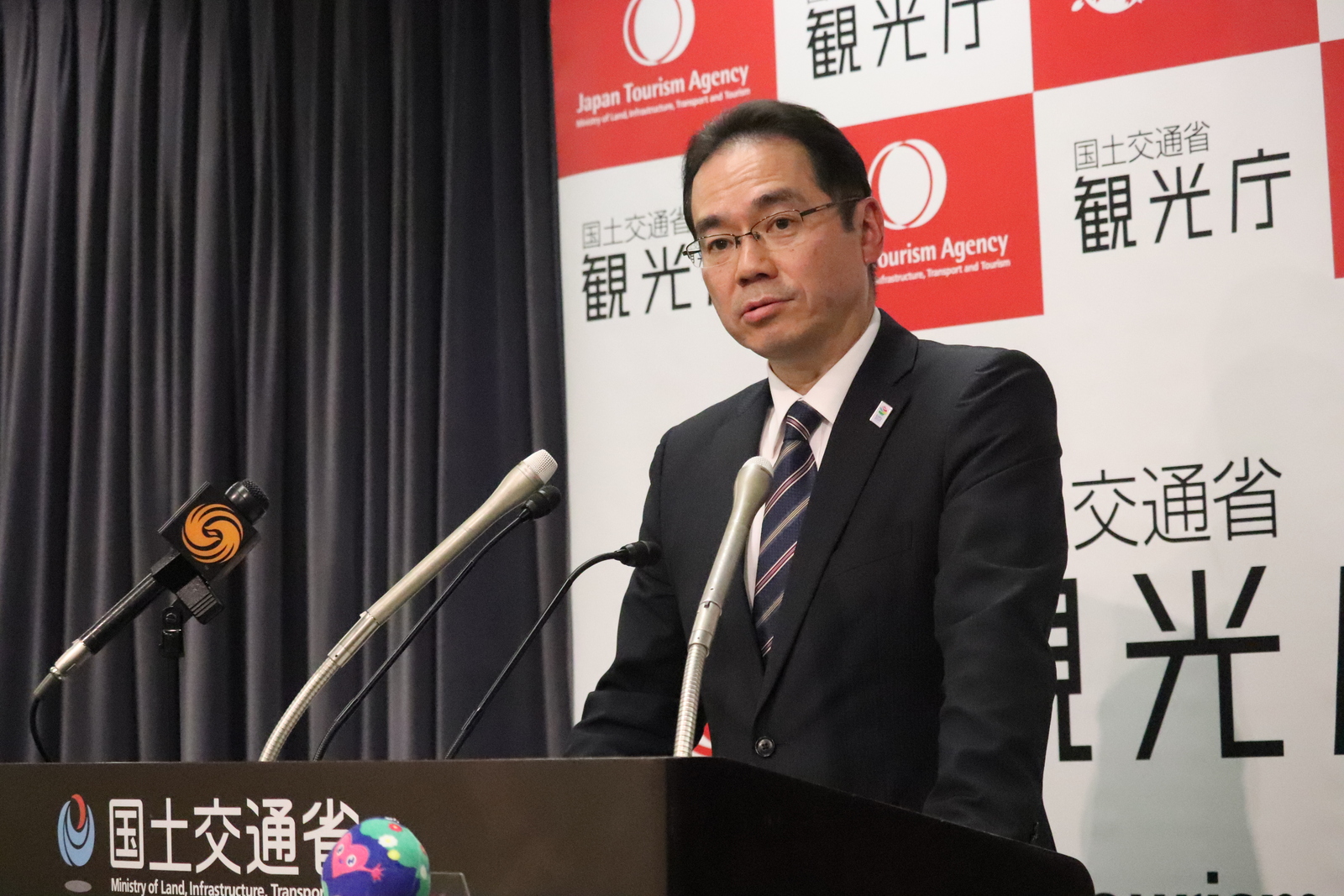 ▲観光庁の村田茂樹長官 定例会見：訪日ラボ撮影