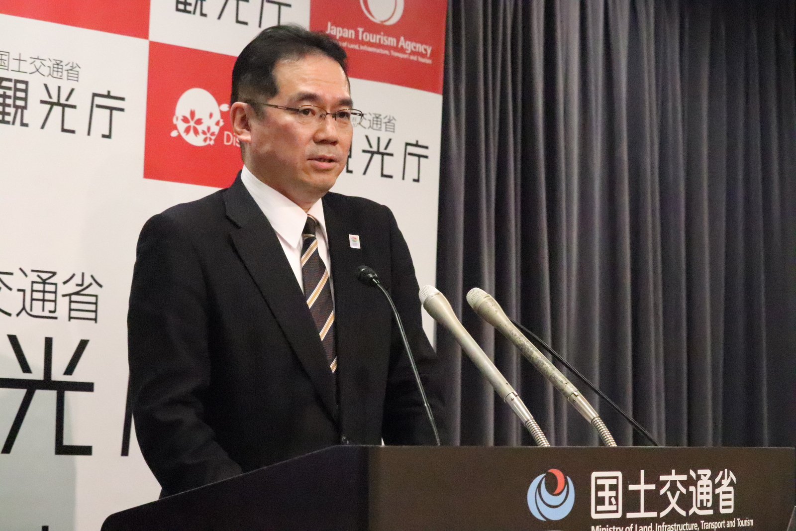 ▲観光庁の村田茂樹長官 定例会見：訪日ラボ撮影