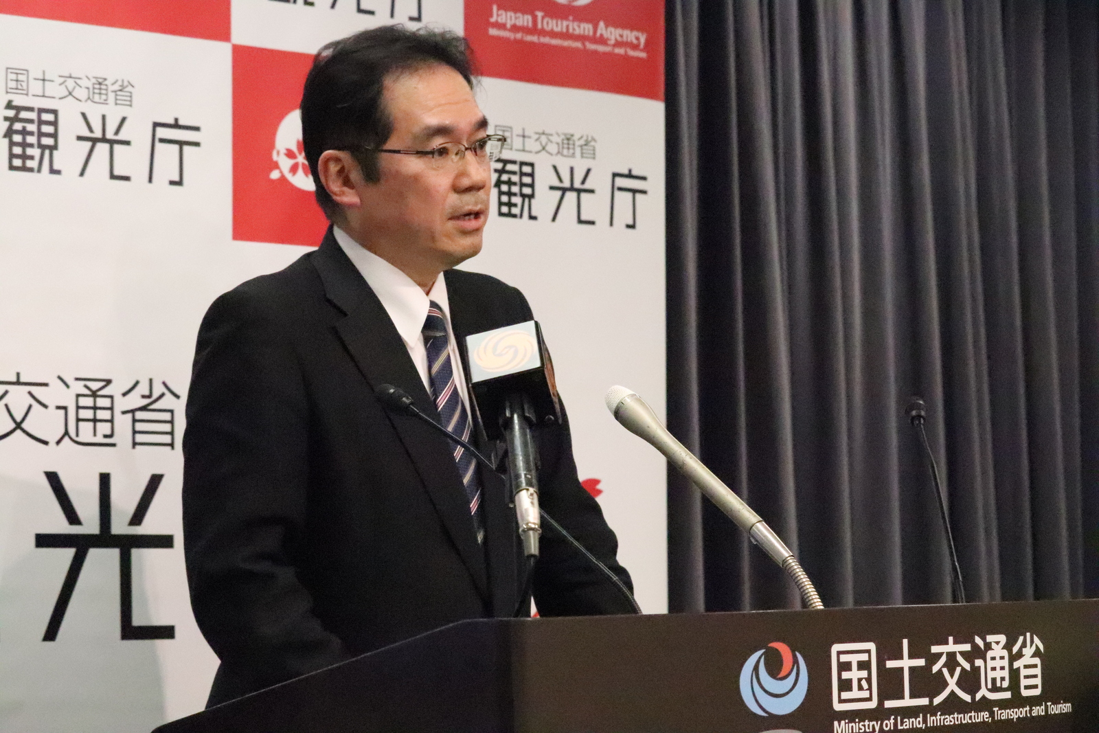 ▲観光庁の村田茂樹長官 定例会見：訪日ラボ撮影