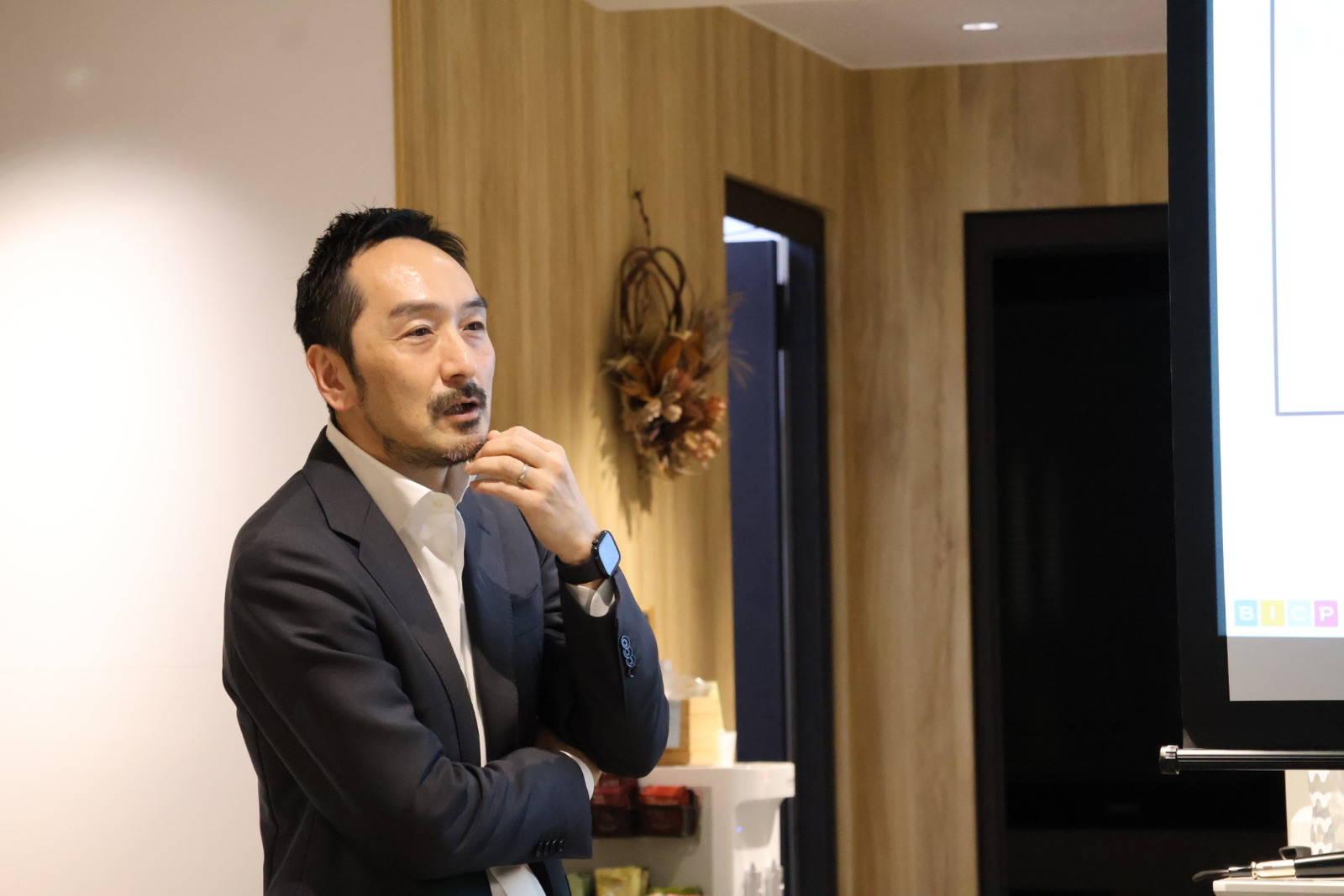 ▲セミナーの様子（株式会社ベストインクラスプロデューサーズ 代表取締役社長 菅恭一氏）：訪日ラボ撮影