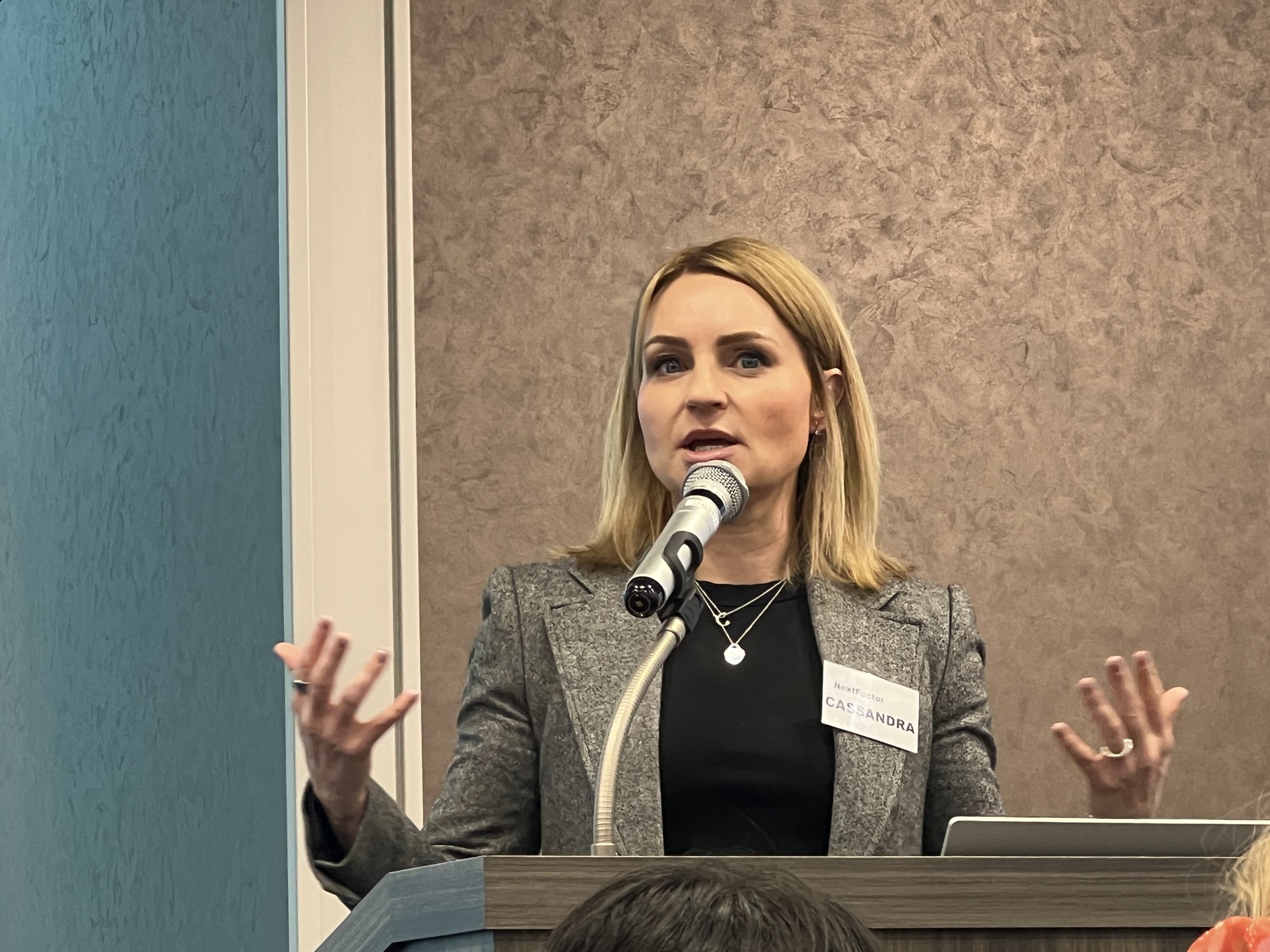 ▲NextFactor CEO カサンドラ・ギルバートソン氏：訪日ラボ撮影