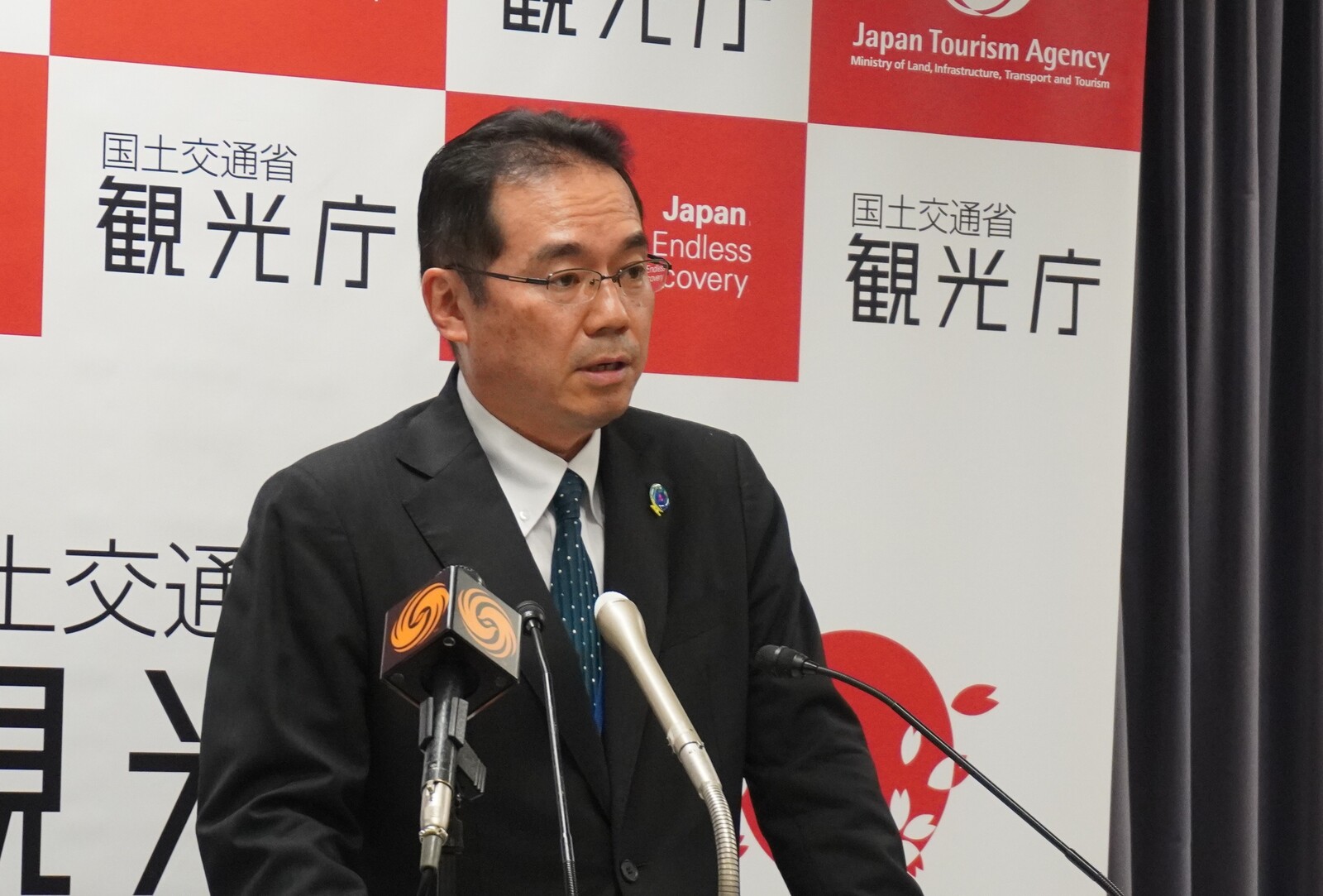 ▲観光庁の村田茂樹長官 定例会見：訪日ラボ撮影