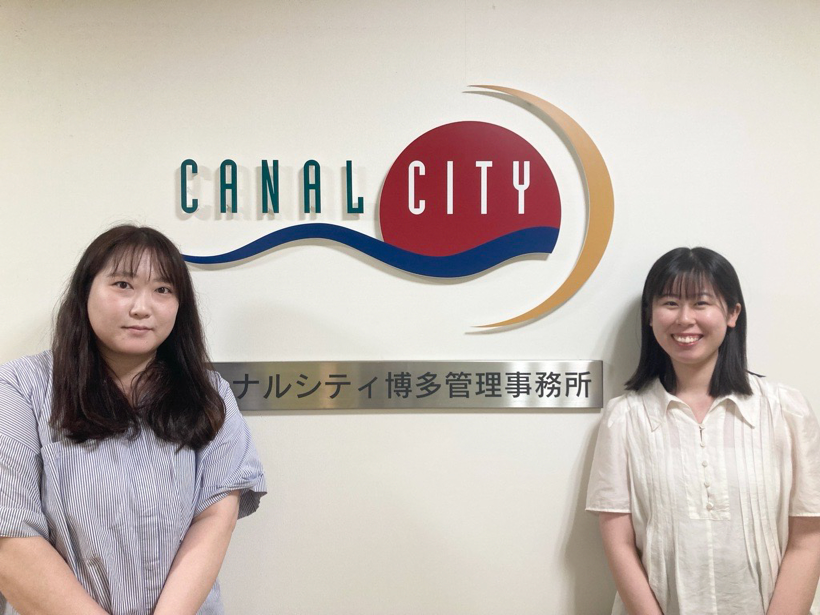 ▲株式会社 エフ・ジェイエンターテインメントワークス 運営本部 キャナルシティ博多事業部 販促・インバウンド担当 稗田 聖奈氏／販促企画・広報・WEB・SNS担当 佐々木 佑見子氏（※記載の担当は取材当時のもの）