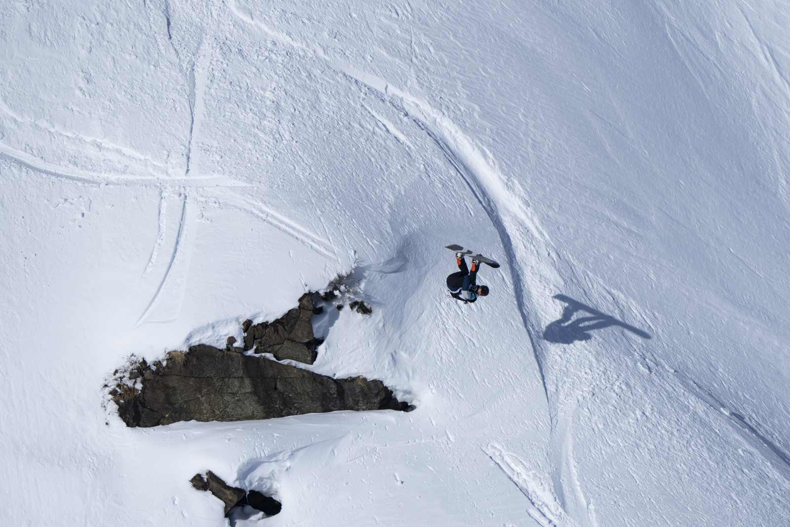 ▲FWTを誘致し、プロのライダーが滑走する映像や写真を通じて、白馬の山の景観や雪質の素晴らしさを発信している：白馬村観光局提供