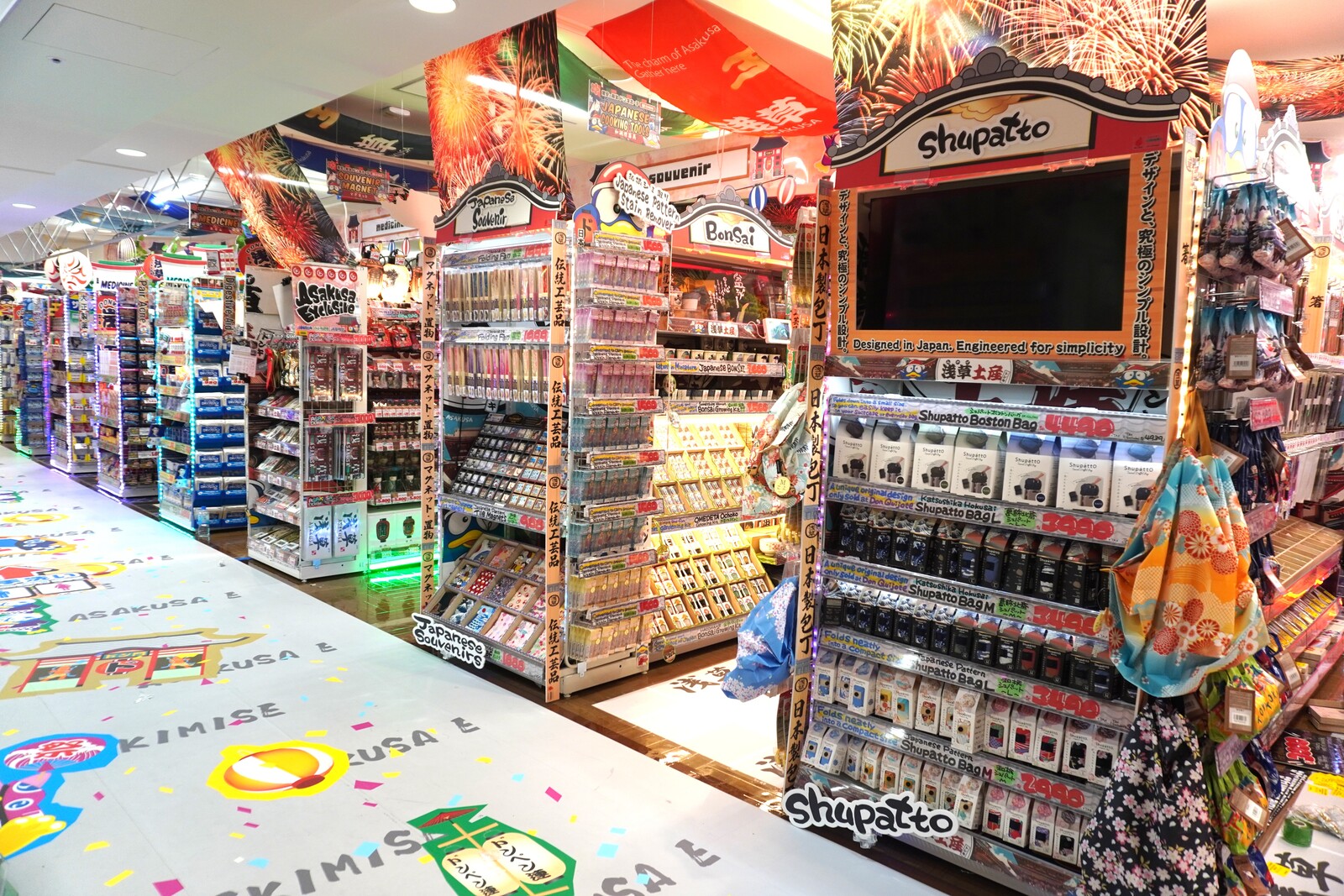 ▲浅草EKIMISE店は、訪日外国人から支持されている商品に品揃えを絞り込んでいる：訪日ラボ撮影