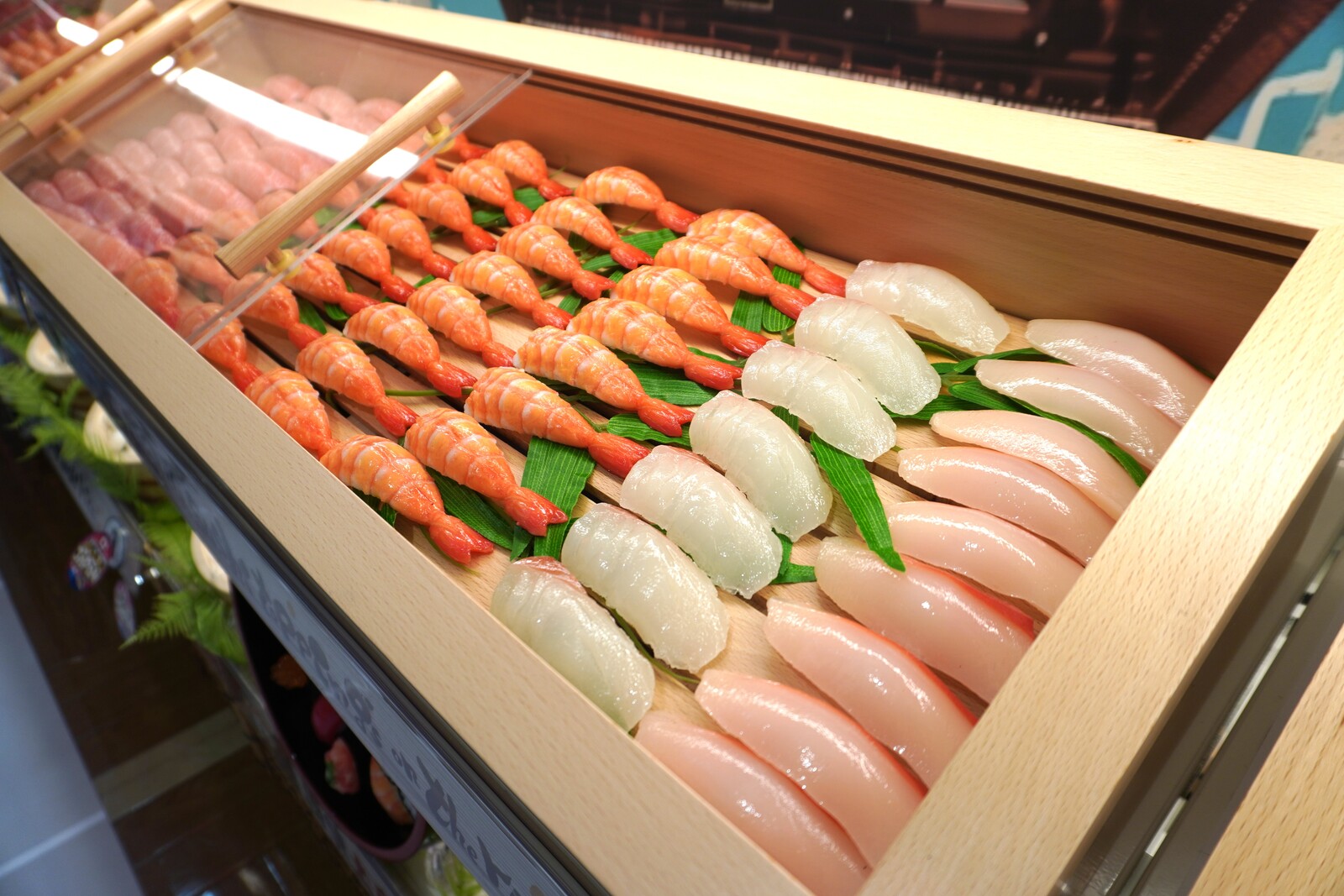 ▲寿司の食品サンプル売場。陳列の工夫で来店客に「選ぶ楽しさ」を提供する：訪日ラボ撮影