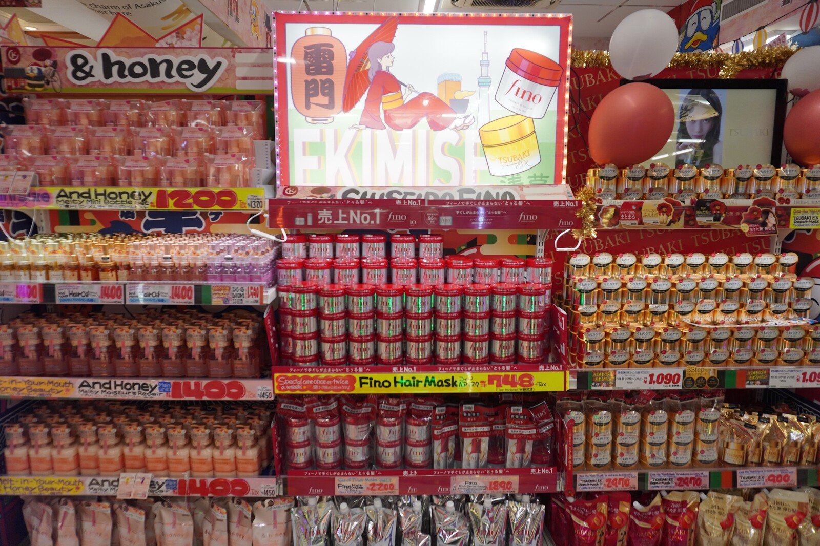 ▲人気ヘアケアマスクの売場。メーカーと協業しインパクト溢れる売場を展開している：訪日ラボ撮影