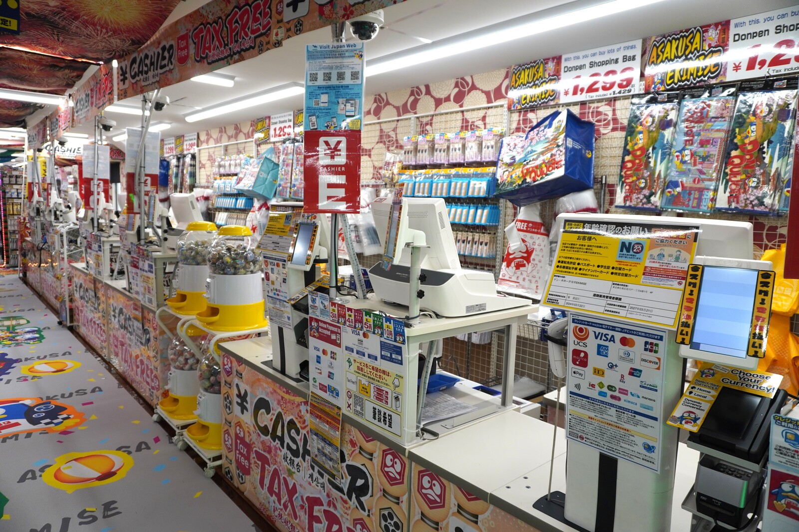 ▲免税レジを合計6台配置し、スムーズに買い物できる環境を提供している：訪日ラボ撮影