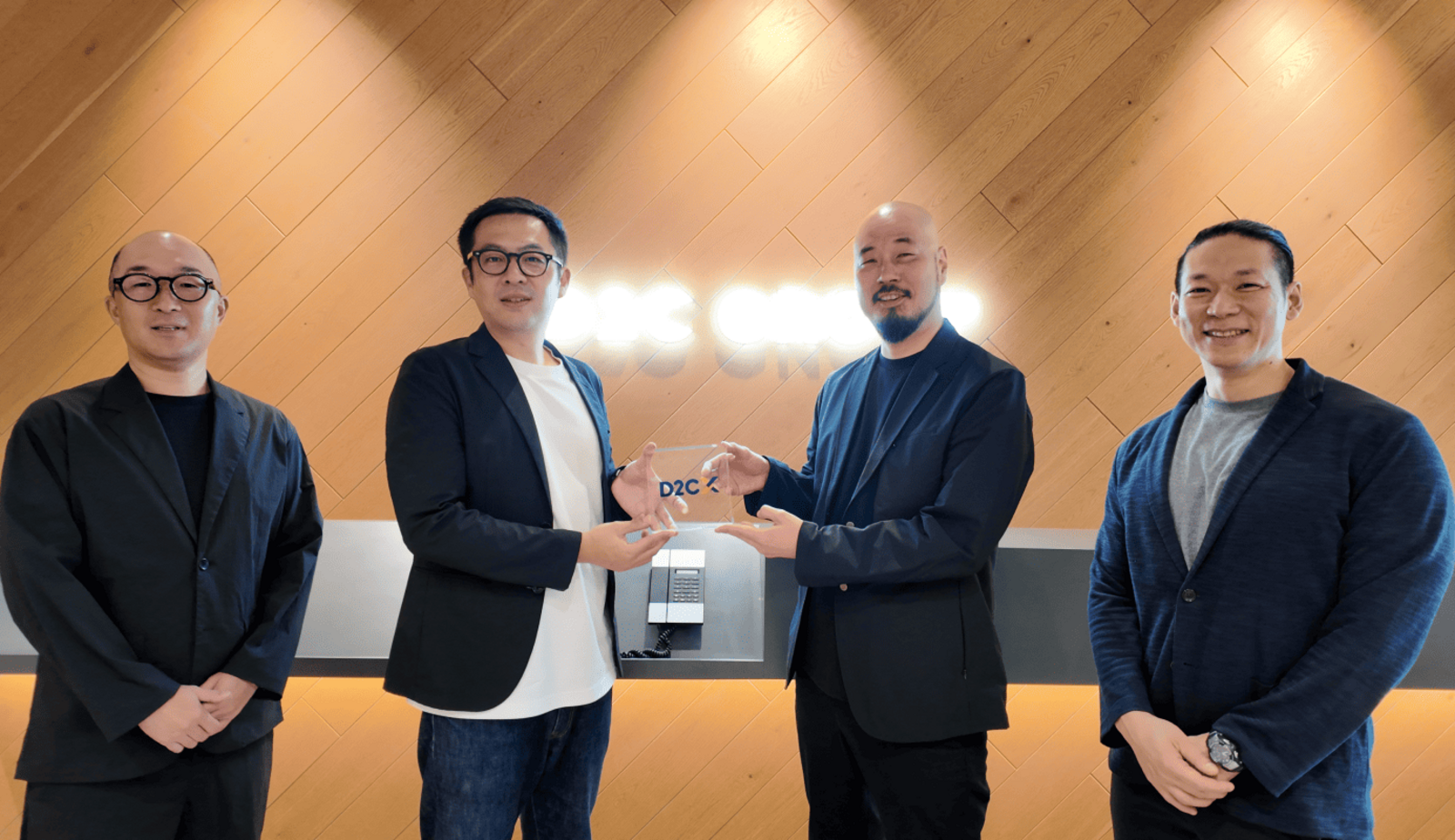 ▲左からD2C 代表取締役社長 岡 勇基氏、D2C X 代表取締役 中西 恭大氏、mov 代表取締役 渡邊 誠、mov 専務取締役 菊池 惟親
