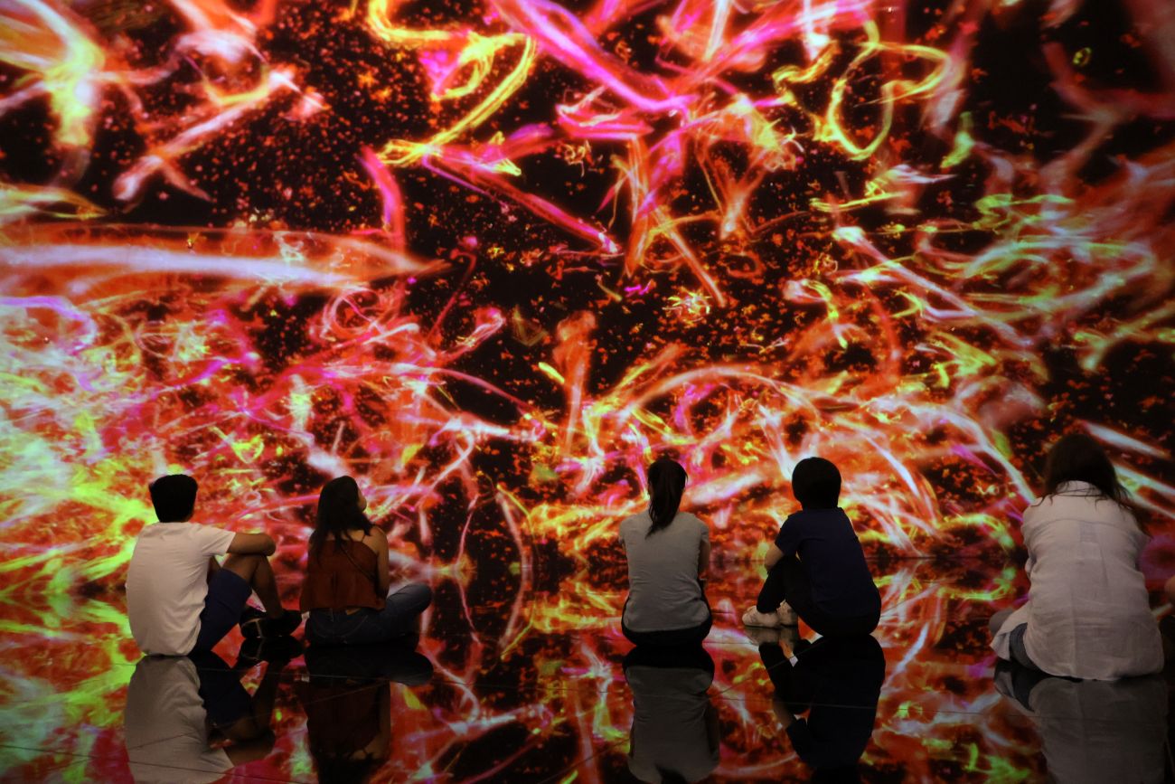 ▲チームラボ バイオヴォルテックス 京都《永遠の祈り》を楽しむ来館者の様子／訪日ラボ撮影