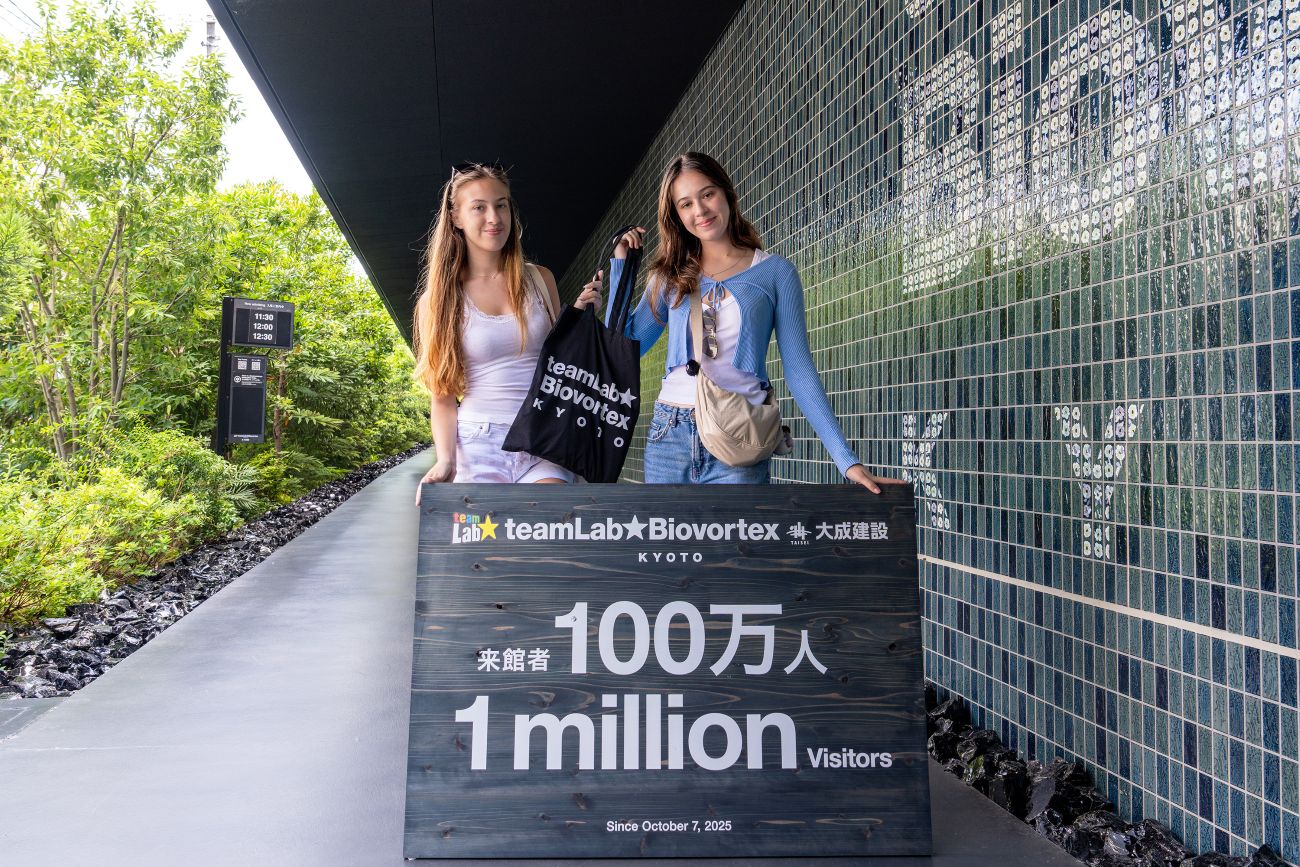 ▲チームラボ バイオヴォルテックス 京都来館者数100万人突破時にインタビューに回答した訪日外国人の様子／チームラボ提供