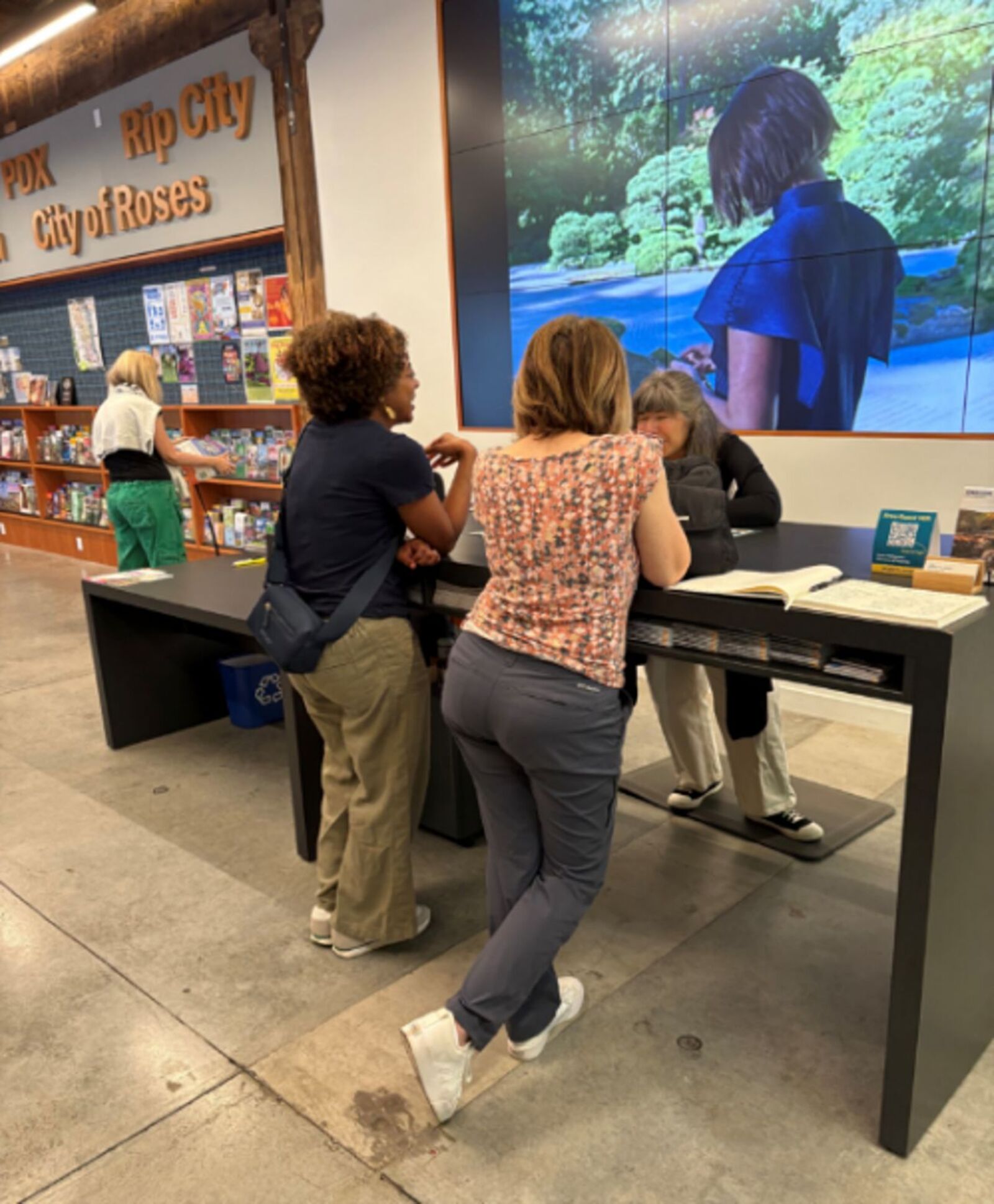 ▲Portland Visitor CenterのスタッフがMAP DESKで来訪者の観光相談に乗る様子／筆者撮影