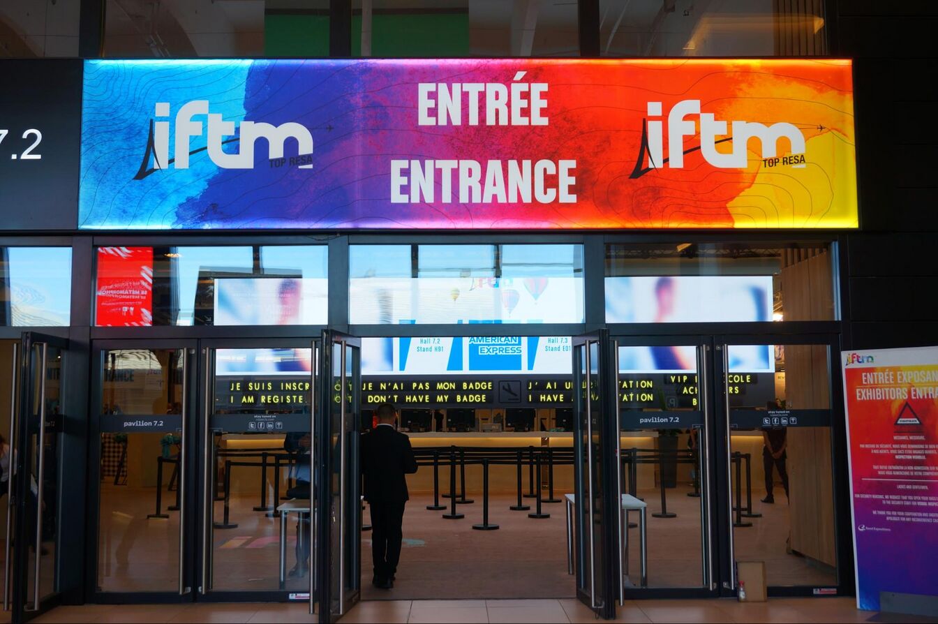 ▲「iftm TOP RESA」の様子:エントランス 。セキュリティーを抜けるとすぐに受付があり、そのすぐ横に会場入り口及び会場マップなどの案内を取得できる総合案内がある。 ▲「iftm TOP RESA」の様子:エントランス 。セキュリティーを抜けるとすぐに受付があり、そのすぐ横に会場入り口及び会場マップなどの案内を取得できる総合案内がある。