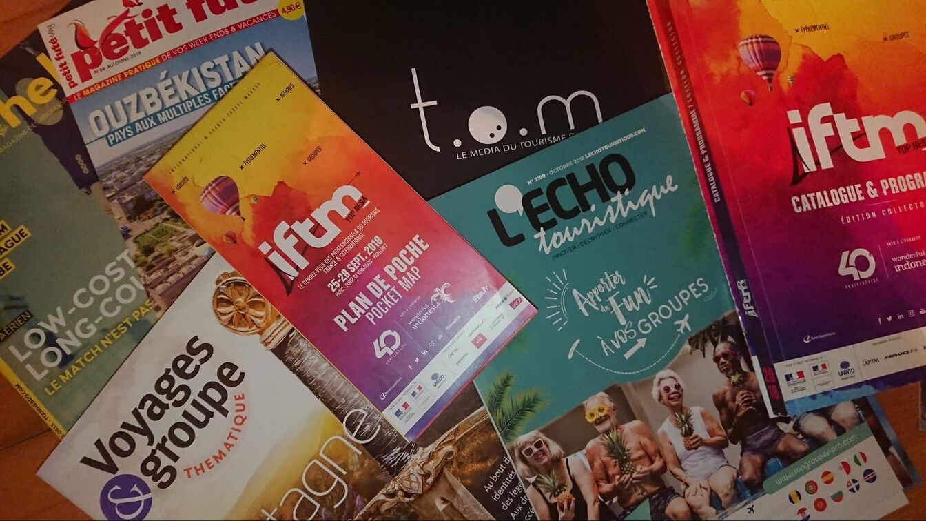 ▲「iftm TOP RESA」現地の様子:配布されていた資料の一部。一面に写真が張られているというより、デザイン重視。薄い冊子よりも雑誌ほどの厚さや大きさで紙製のパンフレットが多い。 ▲「iftm TOP RESA」現地の様子:配布されていた資料の一部。一面に写真が張られているというより、デザイン重視。薄い冊子よりも雑誌ほどの厚さや大きさで紙製のパンフレットが多い。