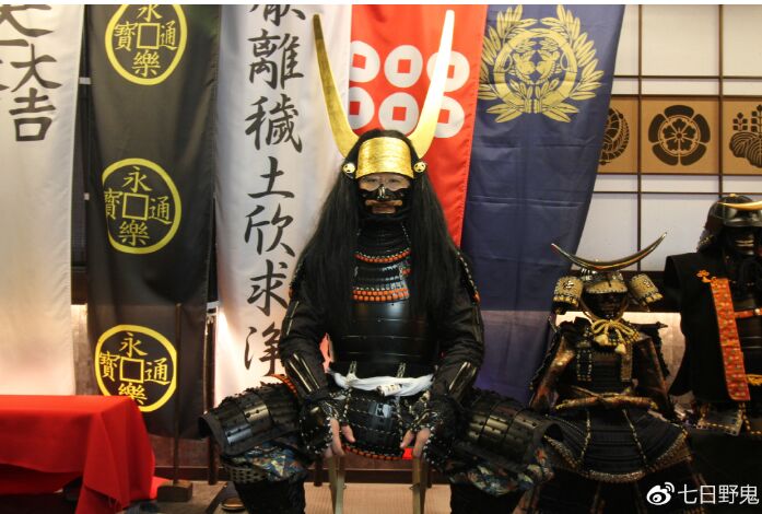 ▲[自ら鎧兜体験をする七日氏]：「七日野鬼」微博（ウェイボー）より引用 