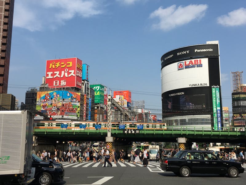 ▲新宿大ガード西交差点：訪日ラボ撮影